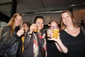 vrouwen toosten op bier 2